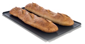 Plech na pečenie dierovaný 400 × 600 mm, pekársky, s povrchovou úpravou TriLax